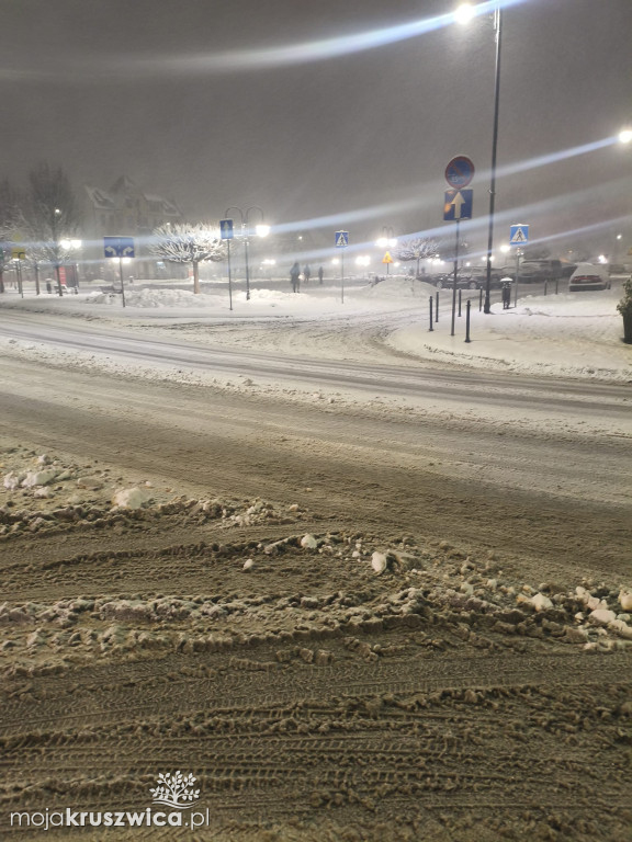Niebezpiecznie na kruszwickich drogach. Śnieg zamarza - uważajcie!