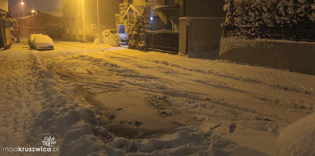 Niebezpiecznie na kruszwickich drogach. Śnieg zamarza - uważajcie!