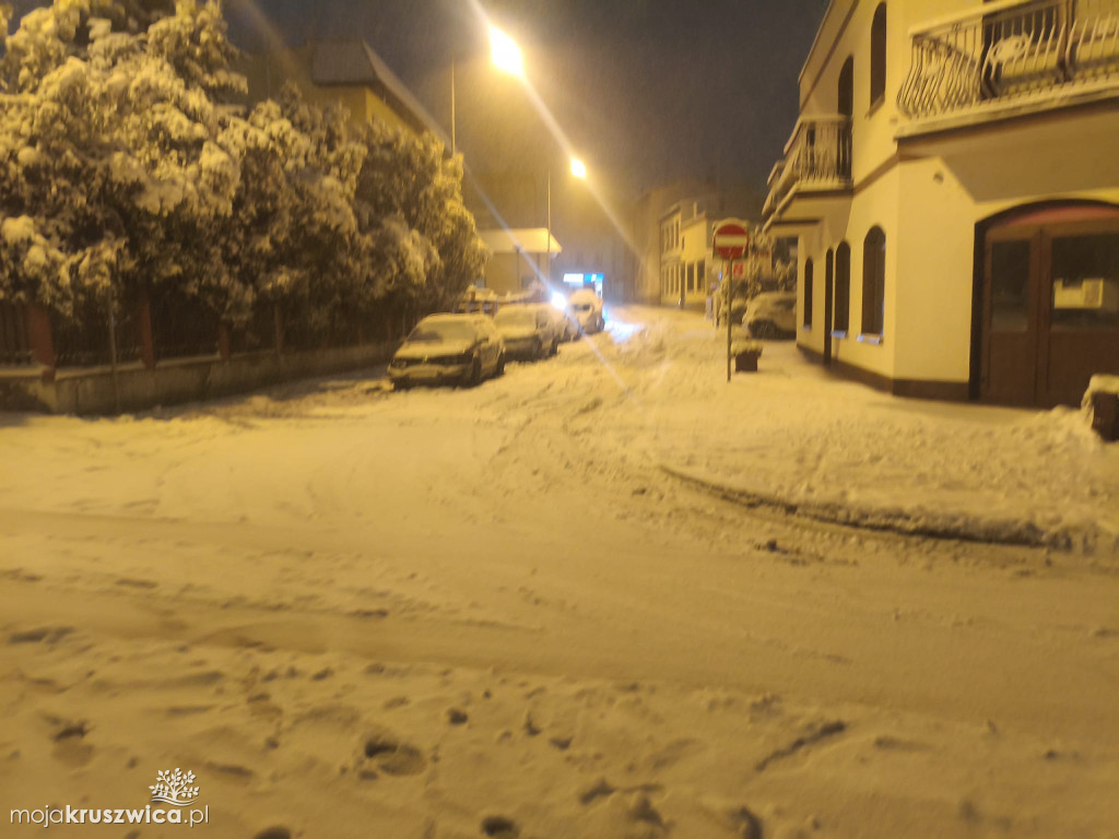 Niebezpiecznie na kruszwickich drogach. Śnieg zamarza - uważajcie!