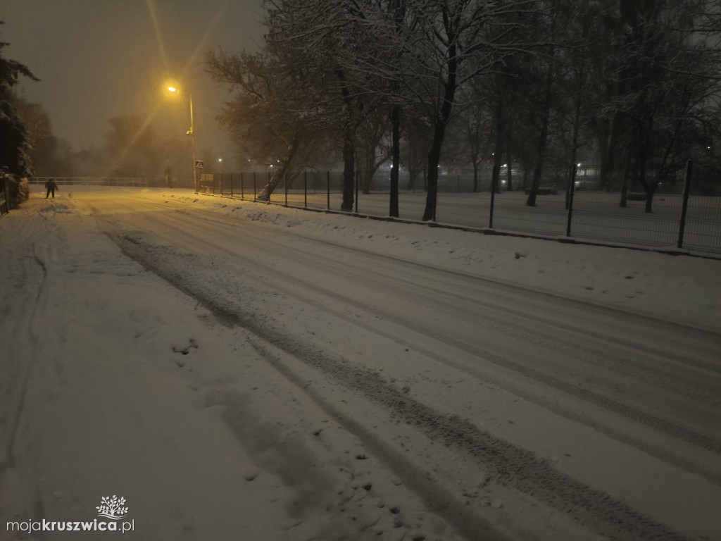 Niebezpiecznie na kruszwickich drogach. Śnieg zamarza - uważajcie!