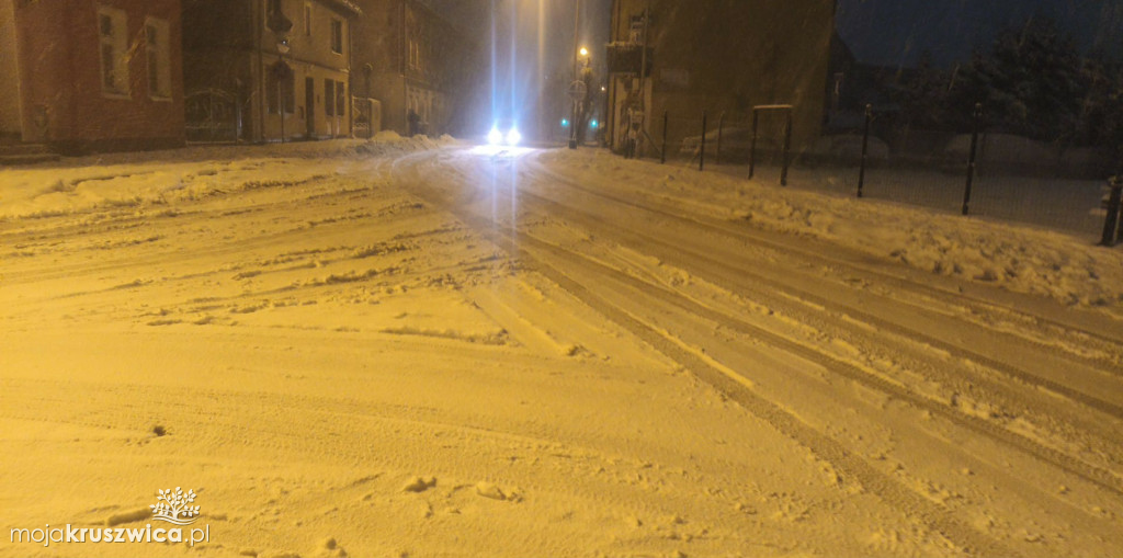 Niebezpiecznie na kruszwickich drogach. Śnieg zamarza - uważajcie!