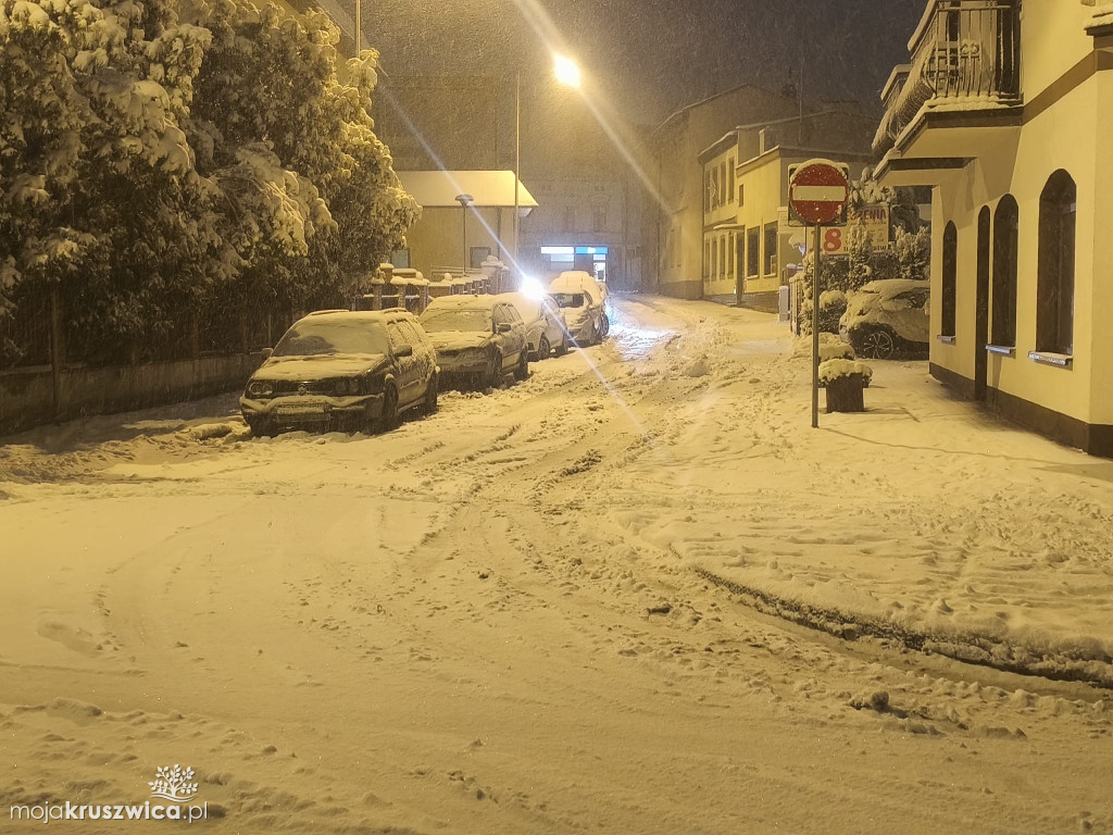 Niebezpiecznie na kruszwickich drogach. Śnieg zamarza - uważajcie!