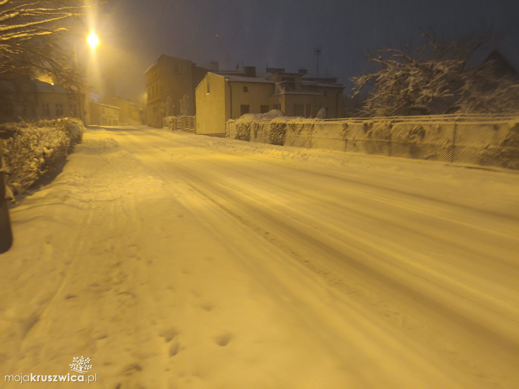 Niebezpiecznie na kruszwickich drogach. Śnieg zamarza - uważajcie!