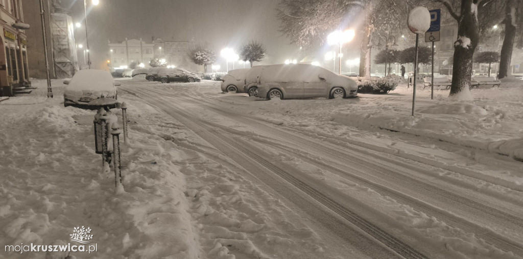 Niebezpiecznie na kruszwickich drogach. Śnieg zamarza - uważajcie!