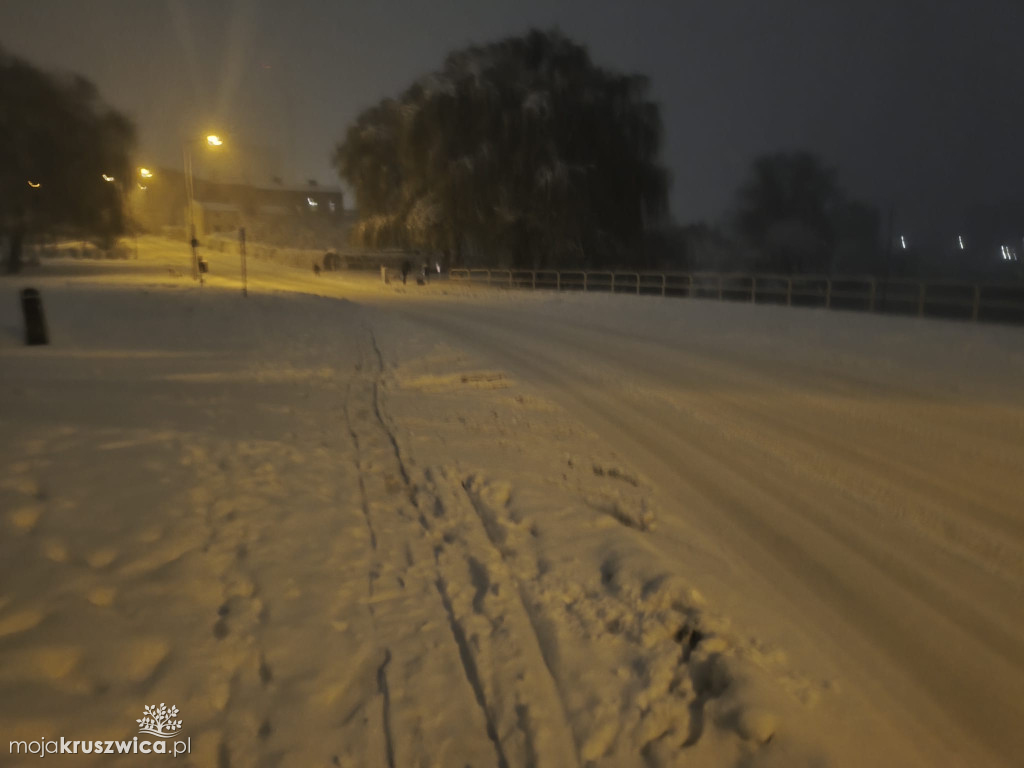 Niebezpiecznie na kruszwickich drogach. Śnieg zamarza - uważajcie!