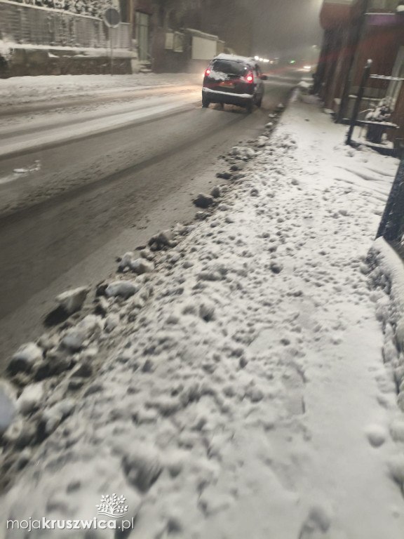 Niebezpiecznie na kruszwickich drogach. Śnieg zamarza - uważajcie!