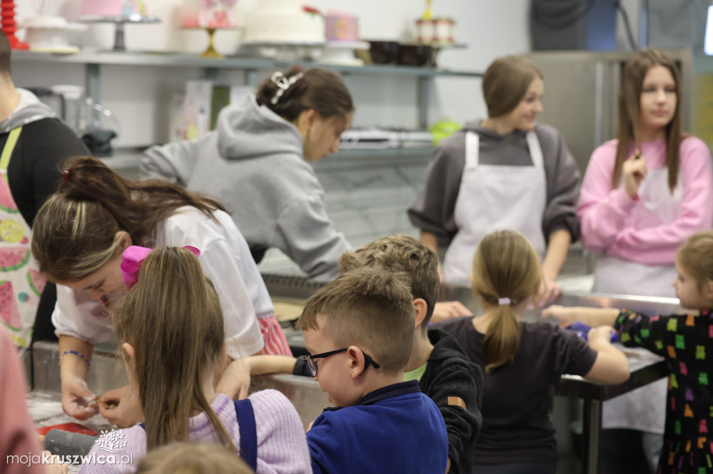 Piernikowe warsztaty z udziałem przedszkolaków w Akademii Szkolnictwa AS [FOTO]