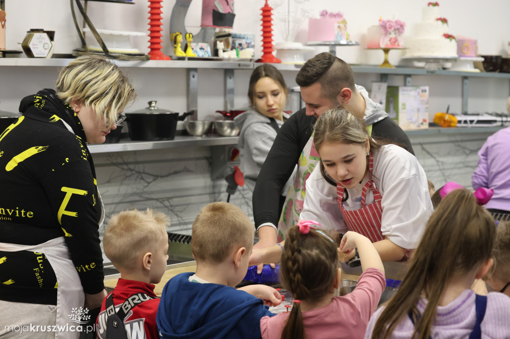 Piernikowe warsztaty z udziałem przedszkolaków w Akademii Szkolnictwa AS [FOTO]