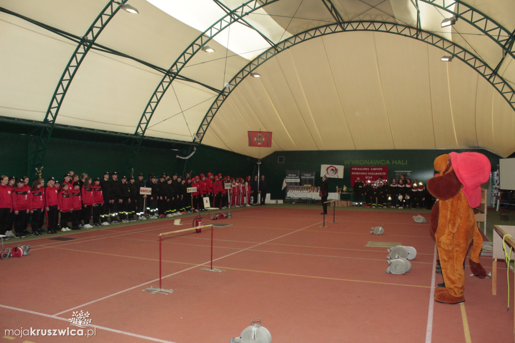 Wola Wapowska: Trwają Powiatowe Halowe Zawody Sportowo-Pożarnicze