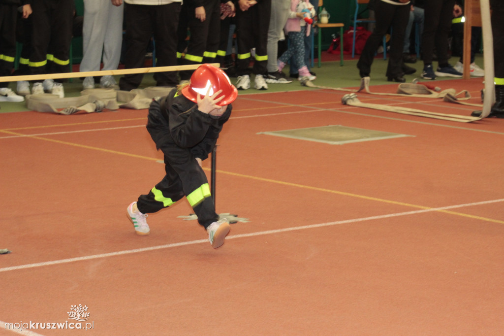Wola Wapowska: Trwają Powiatowe Halowe Zawody Sportowo-Pożarnicze