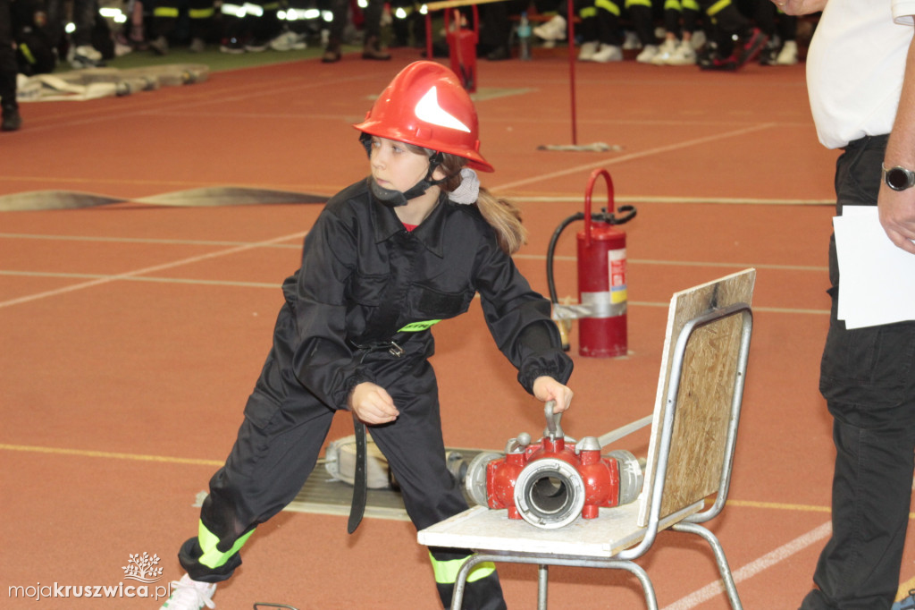 Wola Wapowska: Trwają Powiatowe Halowe Zawody Sportowo-Pożarnicze