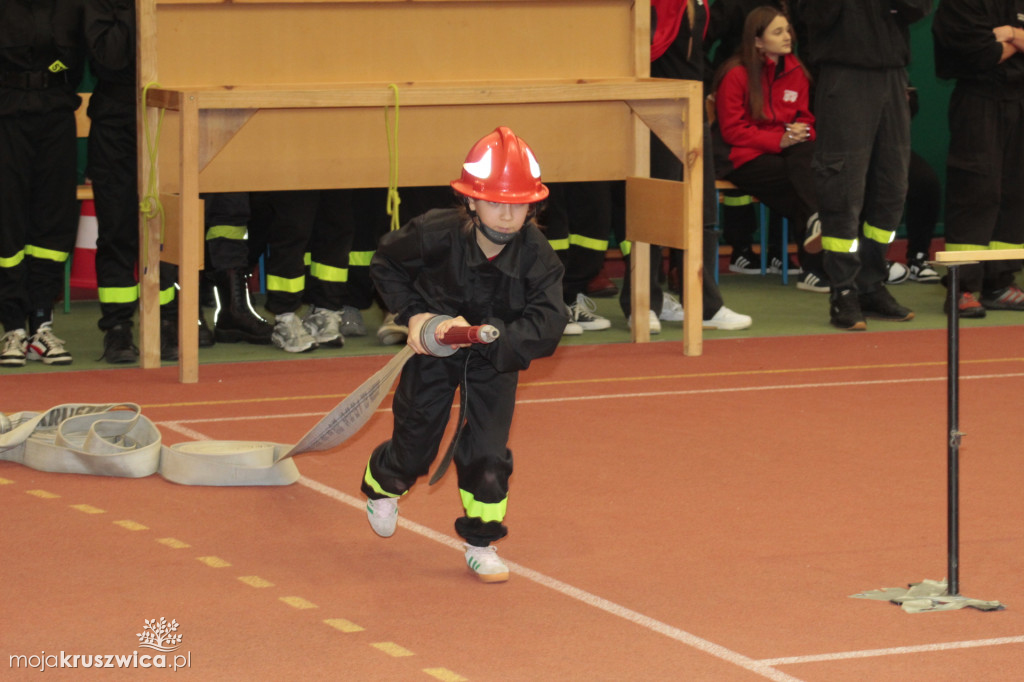 Wola Wapowska: Trwają Powiatowe Halowe Zawody Sportowo-Pożarnicze