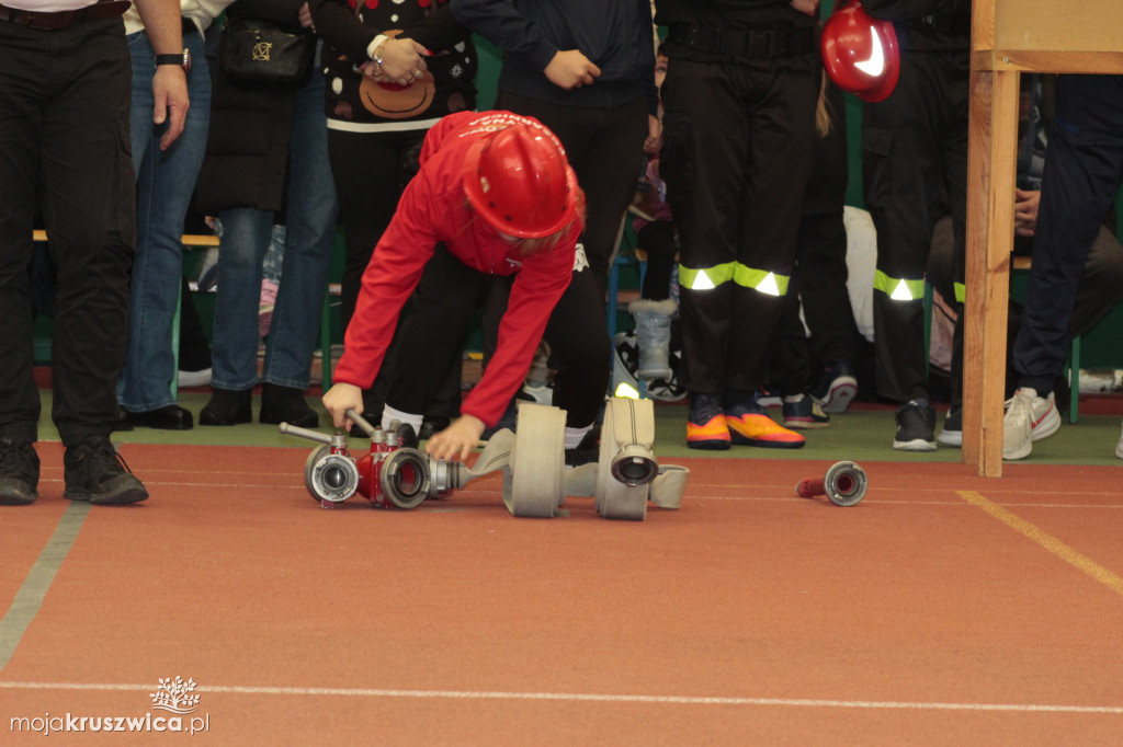 Wola Wapowska: Trwają Powiatowe Halowe Zawody Sportowo-Pożarnicze