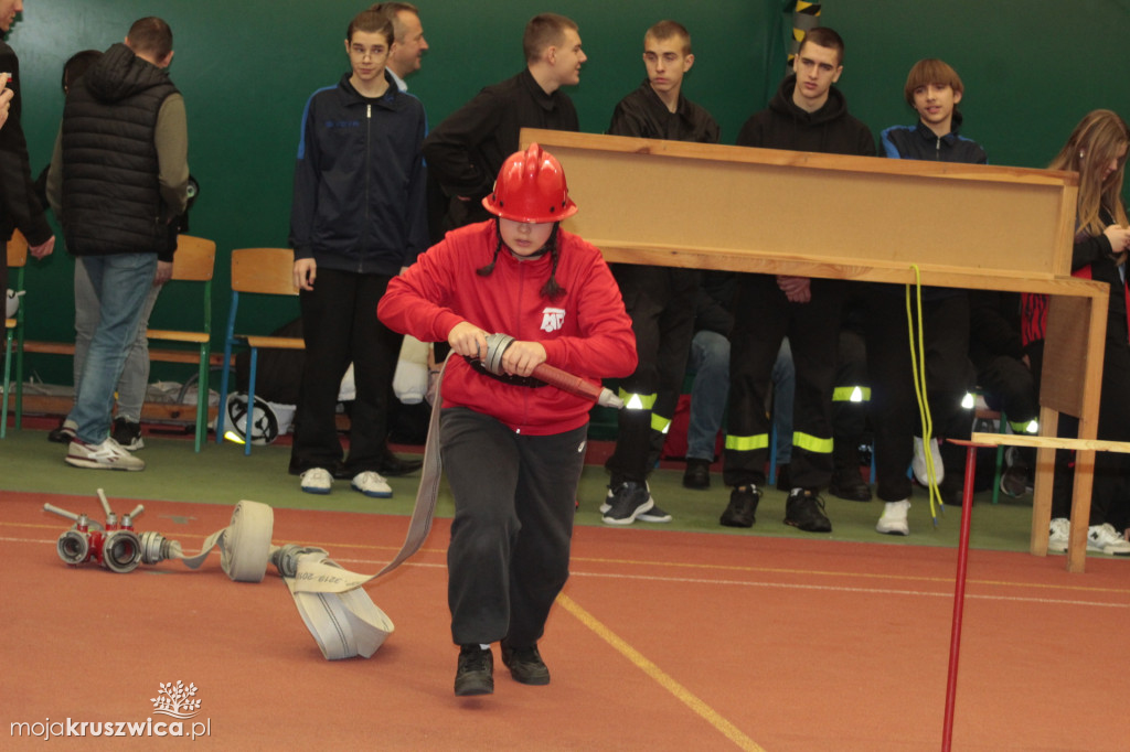 Wola Wapowska: Trwają Powiatowe Halowe Zawody Sportowo-Pożarnicze