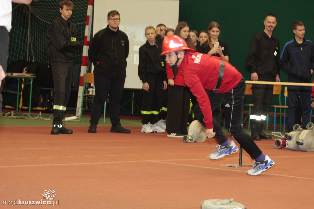 Wola Wapowska: Trwają Powiatowe Halowe Zawody Sportowo-Pożarnicze