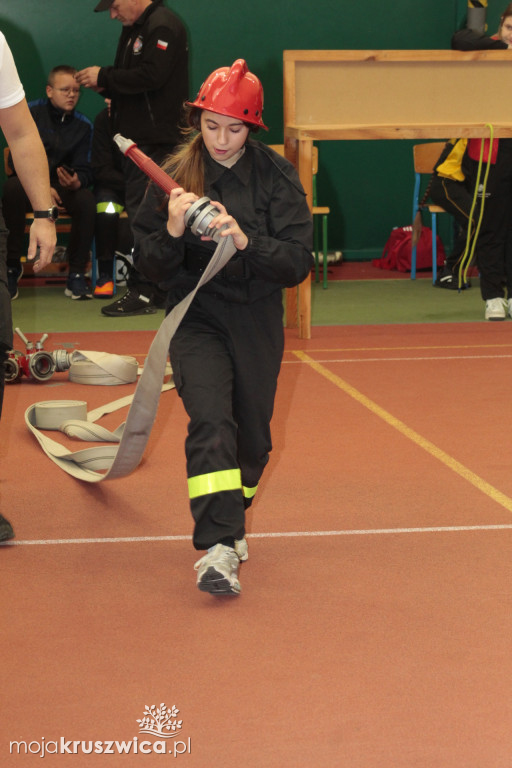 Wola Wapowska: Trwają Powiatowe Halowe Zawody Sportowo-Pożarnicze