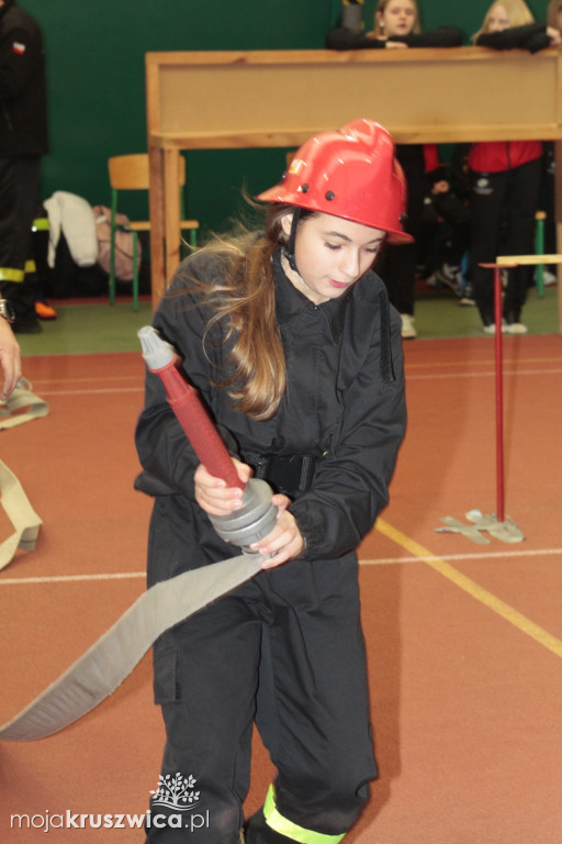 Wola Wapowska: Trwają Powiatowe Halowe Zawody Sportowo-Pożarnicze