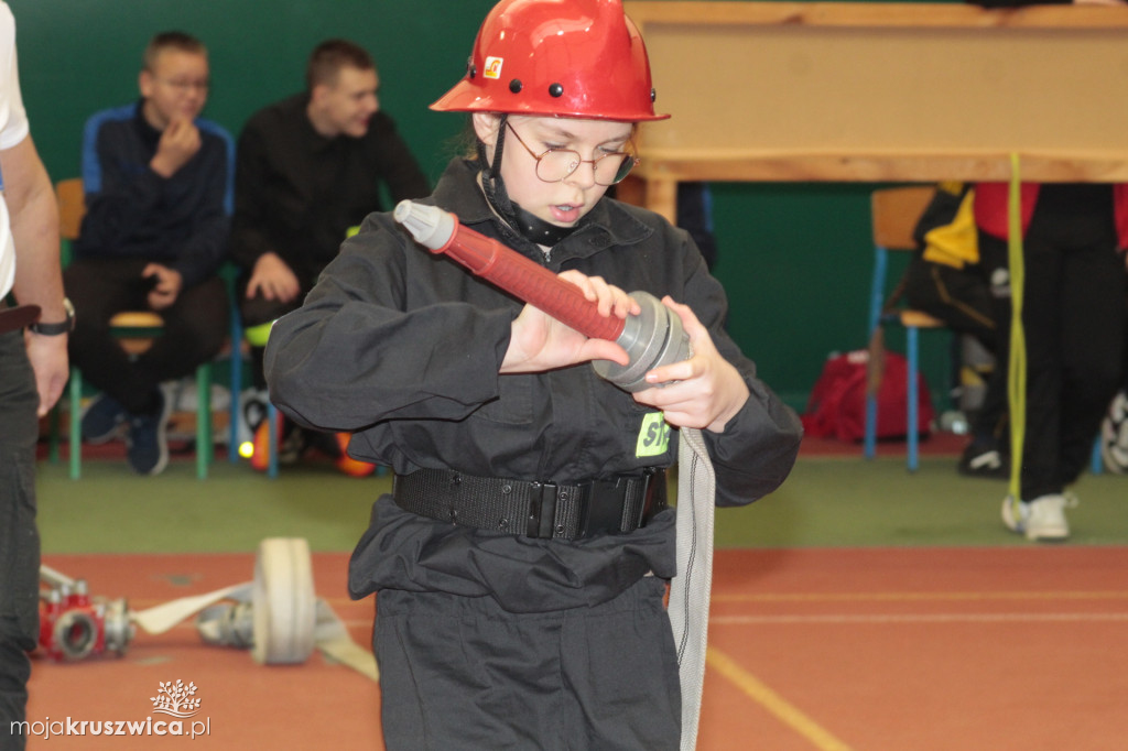 Wola Wapowska: Trwają Powiatowe Halowe Zawody Sportowo-Pożarnicze