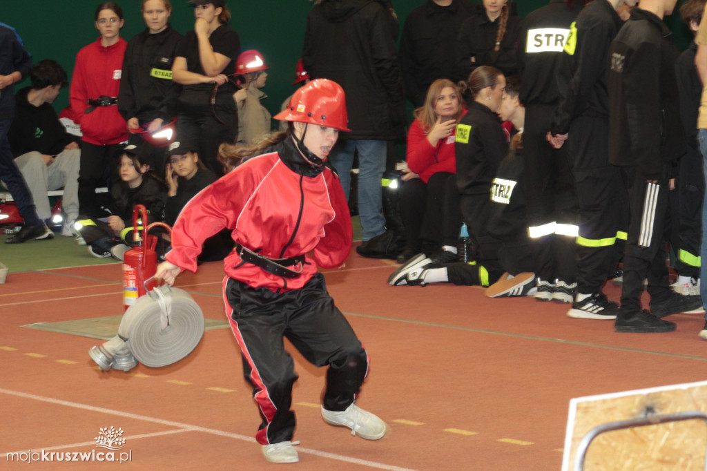 Wola Wapowska: Trwają Powiatowe Halowe Zawody Sportowo-Pożarnicze