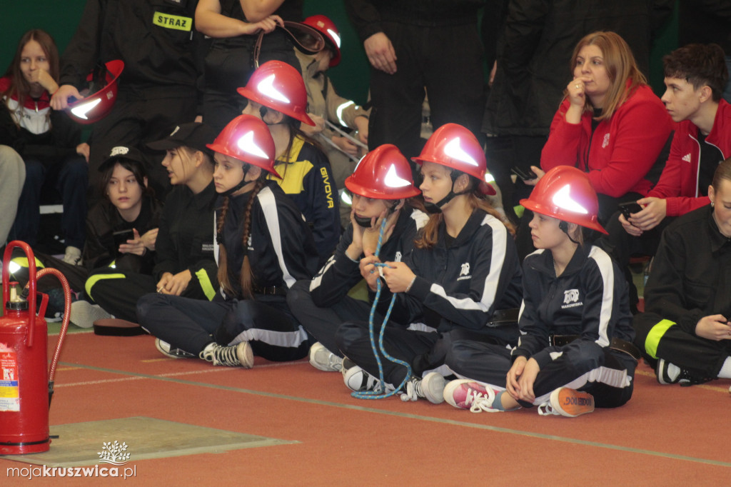 Wola Wapowska: Trwają Powiatowe Halowe Zawody Sportowo-Pożarnicze