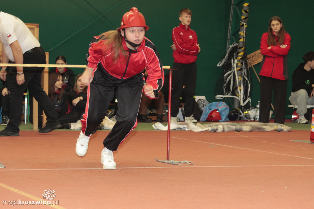 Wola Wapowska: Trwają Powiatowe Halowe Zawody Sportowo-Pożarnicze