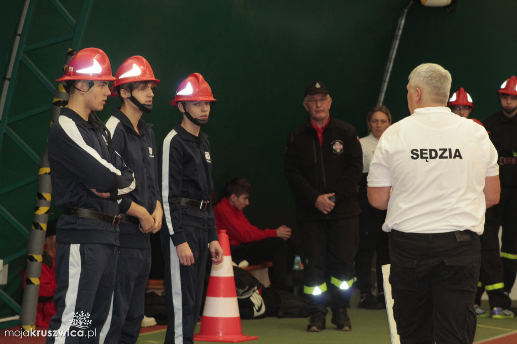 Wola Wapowska: Trwają Powiatowe Halowe Zawody Sportowo-Pożarnicze