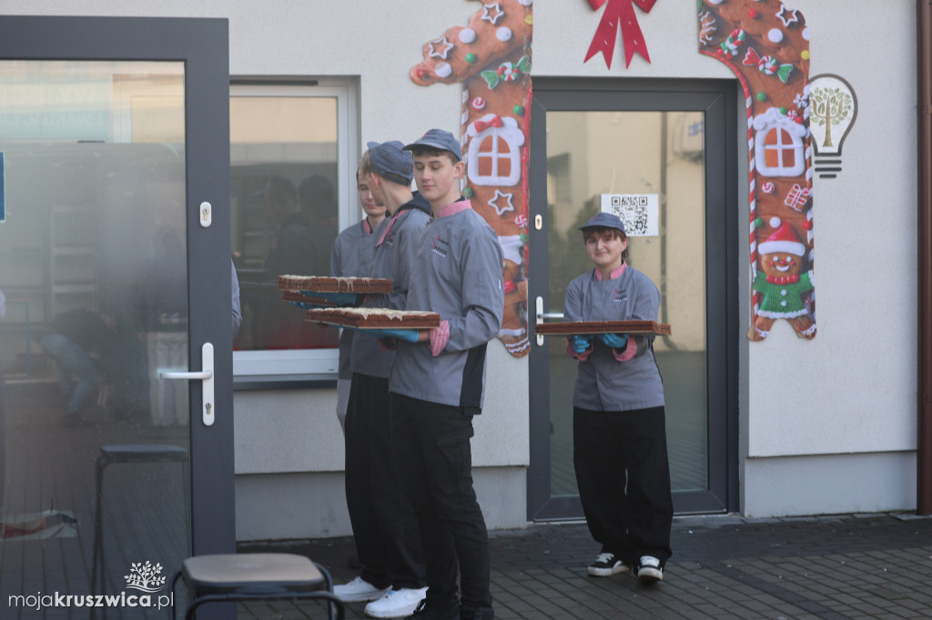 Inowrocławski AS bije rekord Polski na największą mozaikę z piernika