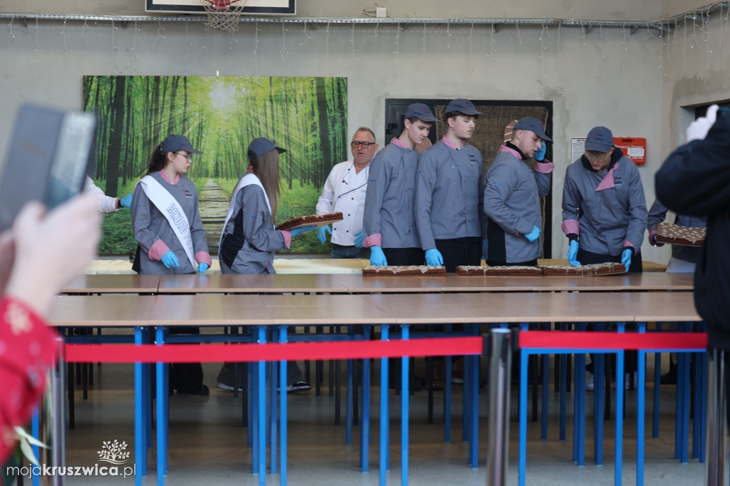 Inowrocławski AS bije rekord Polski na największą mozaikę z piernika