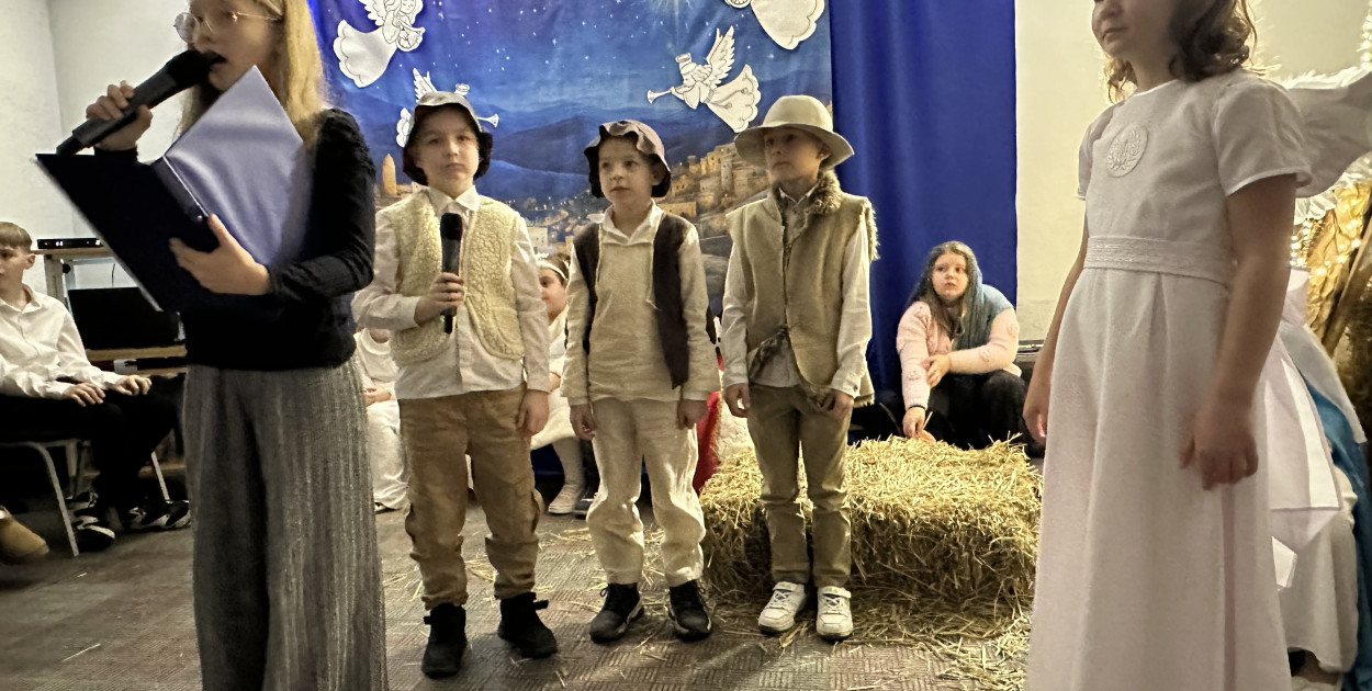 Kiedy wzruszenie spotyka się z radością – jasełka i kiermasz w szkole w Rusinowie!