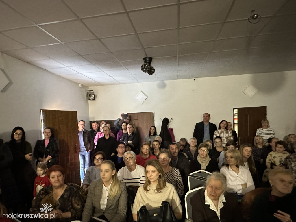 Kiedy wzruszenie spotyka się z radością – jasełka i kiermasz w szkole w Rusinowie!