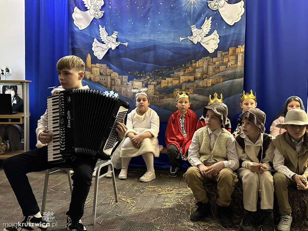 Kiedy wzruszenie spotyka się z radością – jasełka i kiermasz w szkole w Rusinowie!