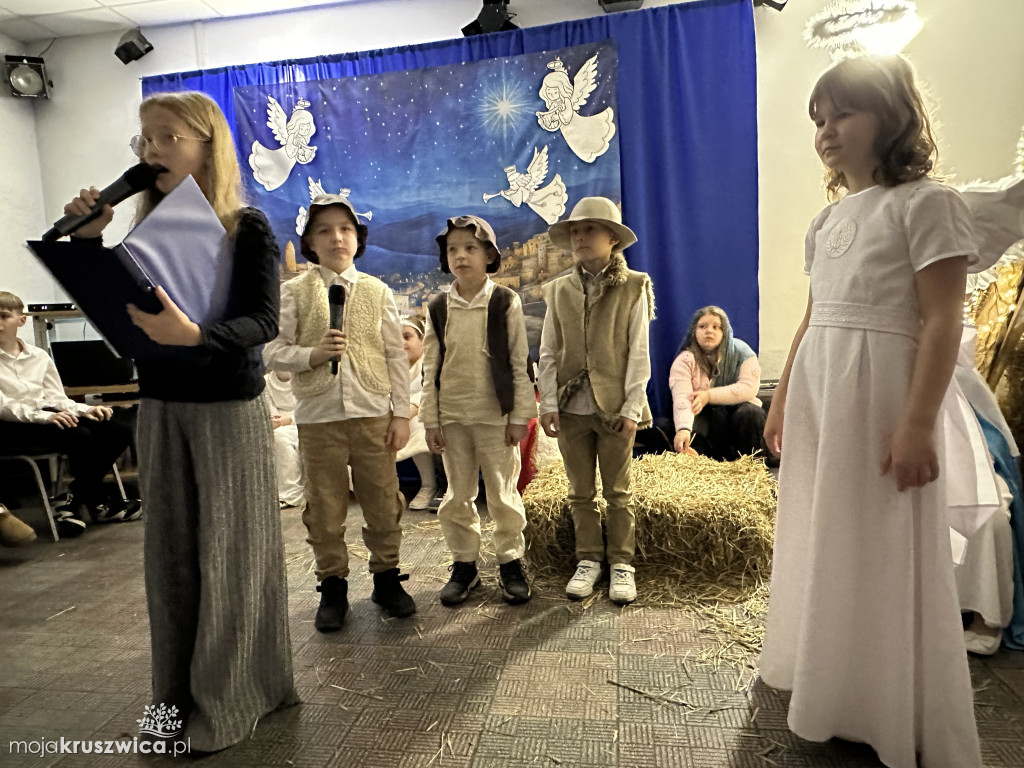 Kiedy wzruszenie spotyka się z radością – jasełka i kiermasz w szkole w Rusinowie!