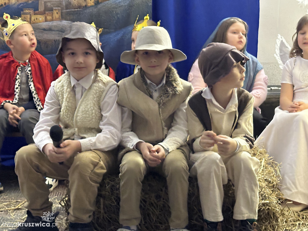 Kiedy wzruszenie spotyka się z radością – jasełka i kiermasz w szkole w Rusinowie!