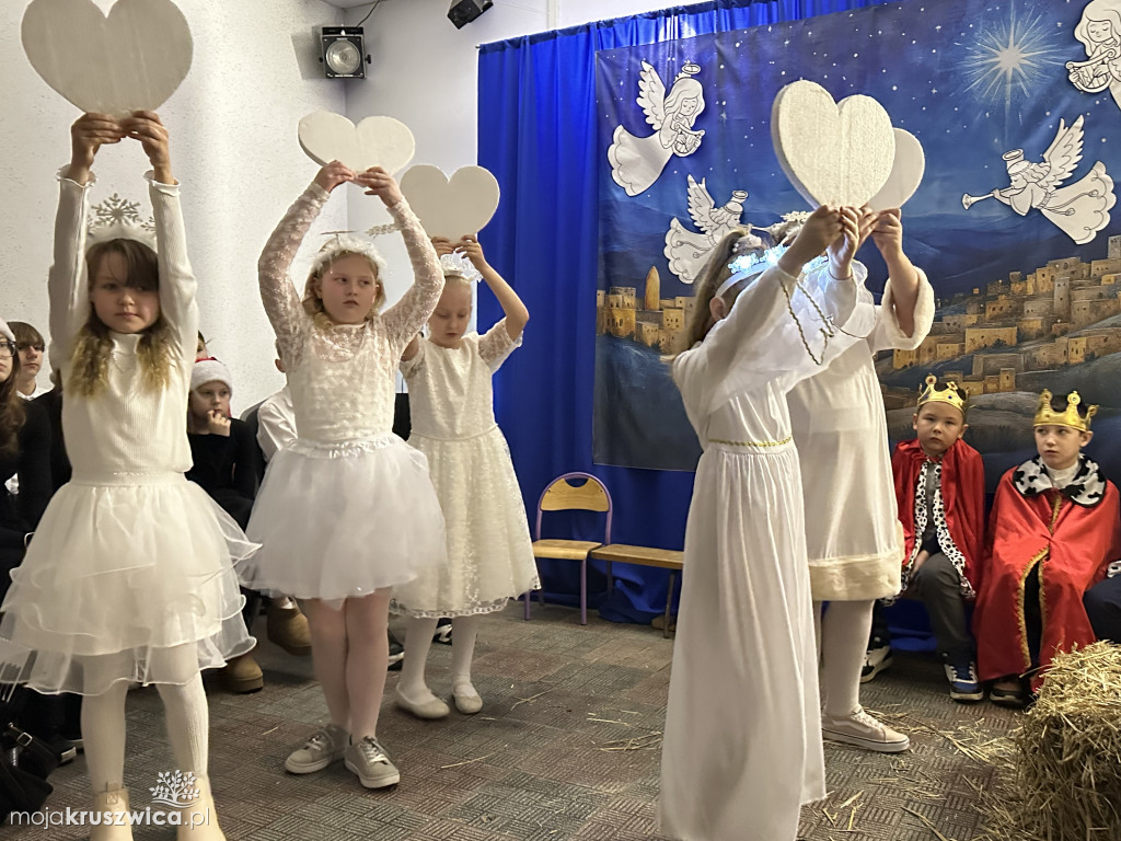 Kiedy wzruszenie spotyka się z radością – jasełka i kiermasz w szkole w Rusinowie!