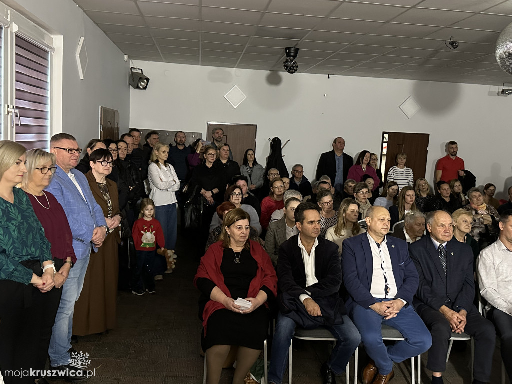 Kiedy wzruszenie spotyka się z radością – jasełka i kiermasz w szkole w Rusinowie!