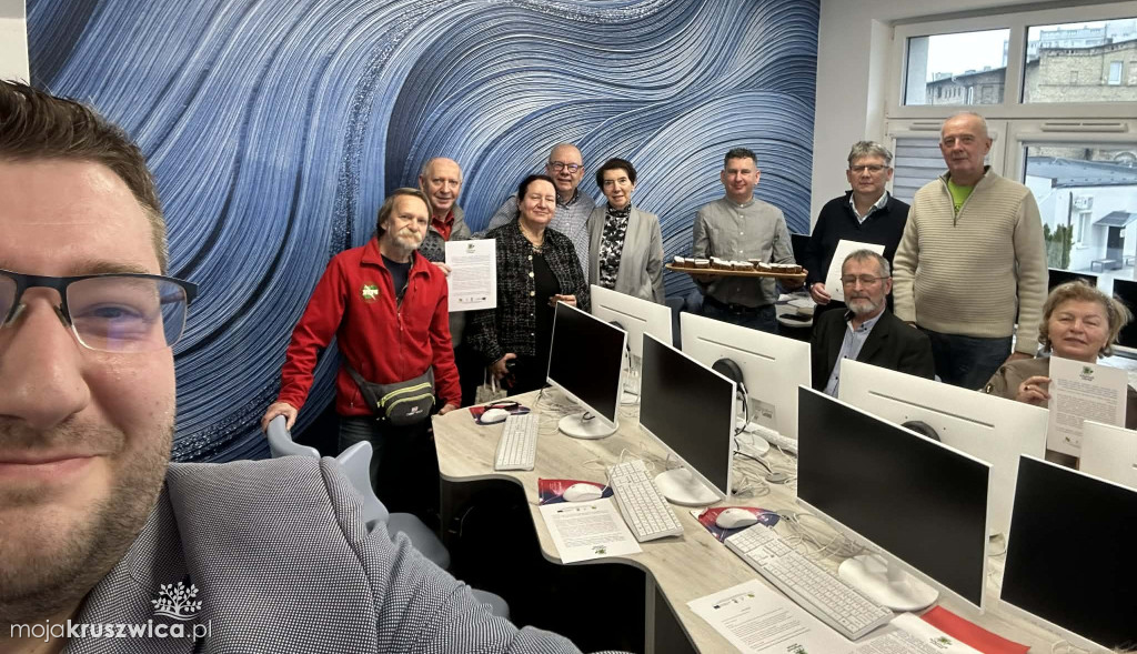 Cyfrowe mosty w AS Inowrocław. Jak skutecznie uczyć seniorów nowych technologii?