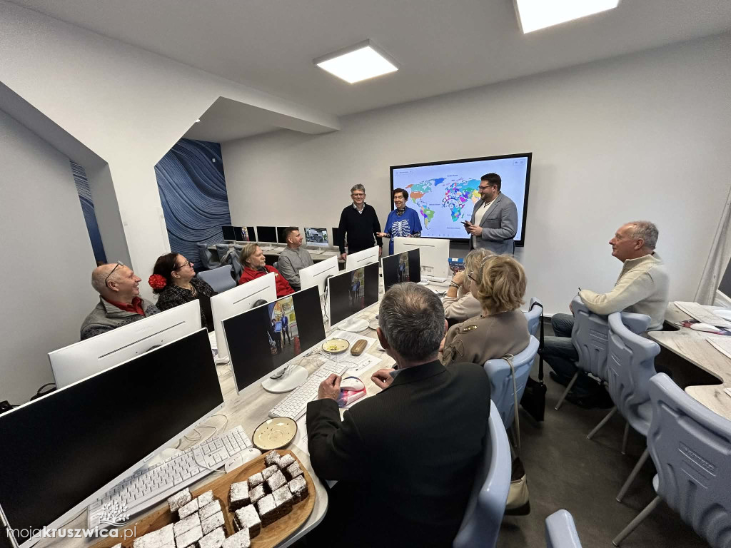 Cyfrowe mosty w AS Inowrocław. Jak skutecznie uczyć seniorów nowych technologii?