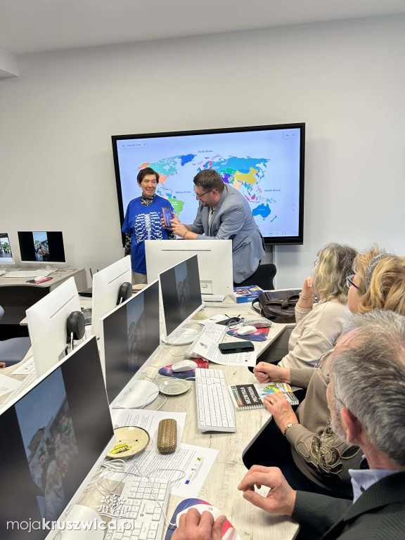 Cyfrowe mosty w AS Inowrocław. Jak skutecznie uczyć seniorów nowych technologii?