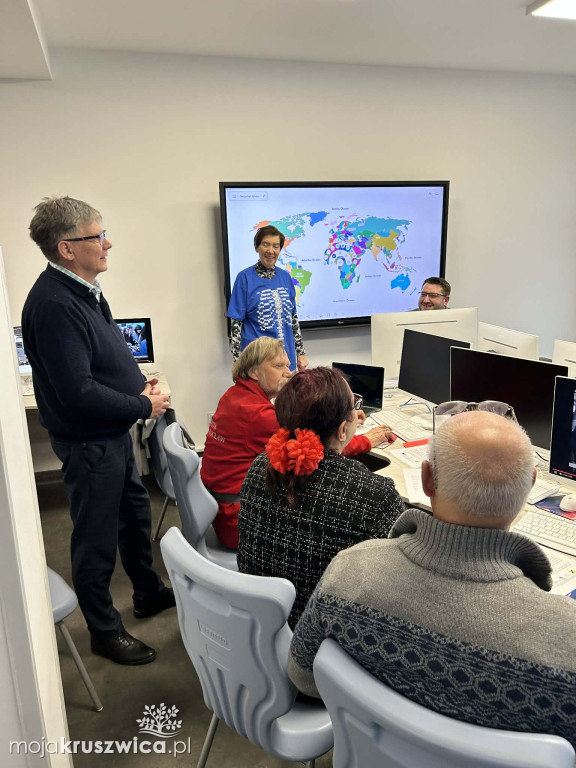 Cyfrowe mosty w AS Inowrocław. Jak skutecznie uczyć seniorów nowych technologii?