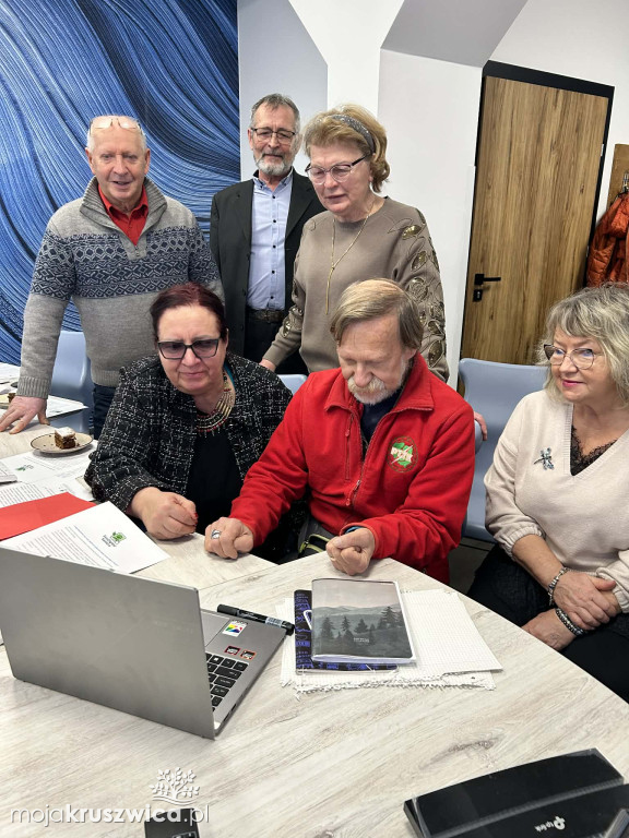 Cyfrowe mosty w AS Inowrocław. Jak skutecznie uczyć seniorów nowych technologii?