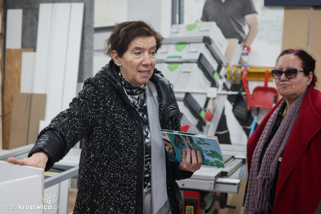 Cyfrowe mosty w AS Inowrocław. Jak skutecznie uczyć seniorów nowych technologii?