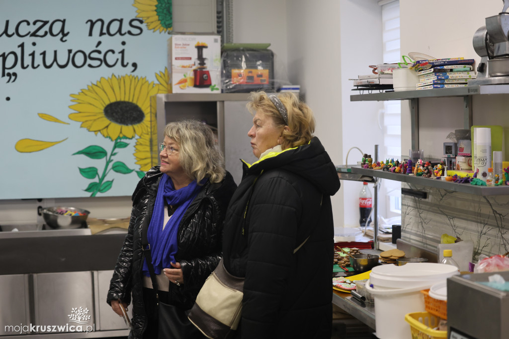 Cyfrowe mosty w AS Inowrocław. Jak skutecznie uczyć seniorów nowych technologii?