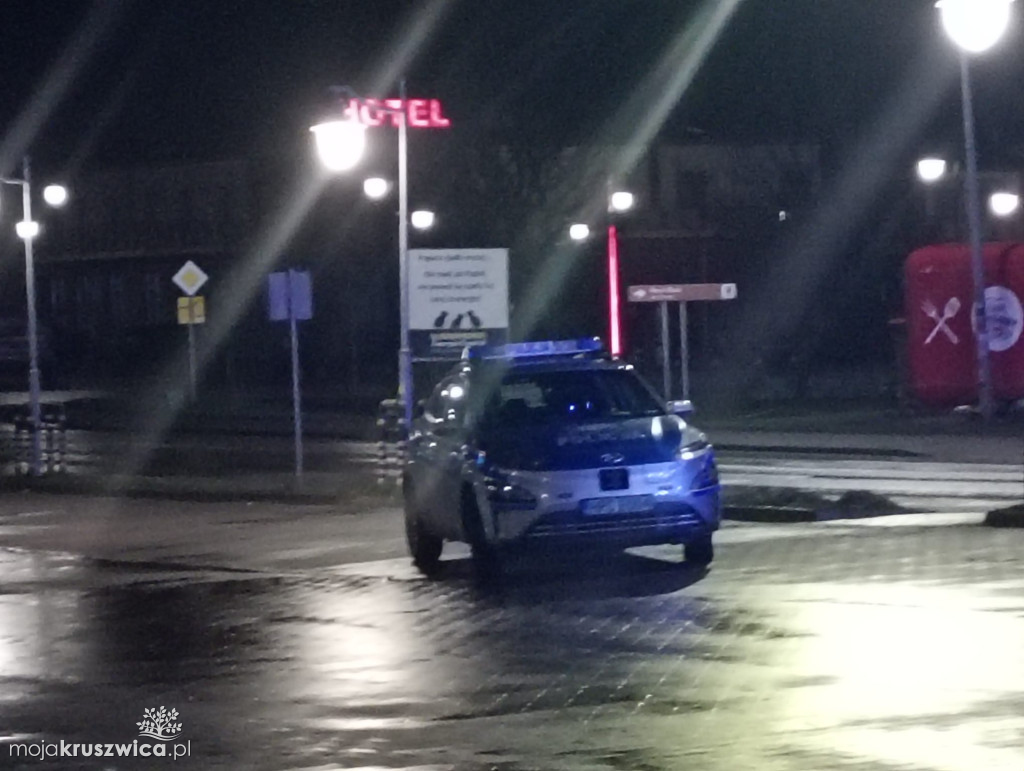 Służby na Zamkowej. Nocna interwencja w centrum Kruszwicy