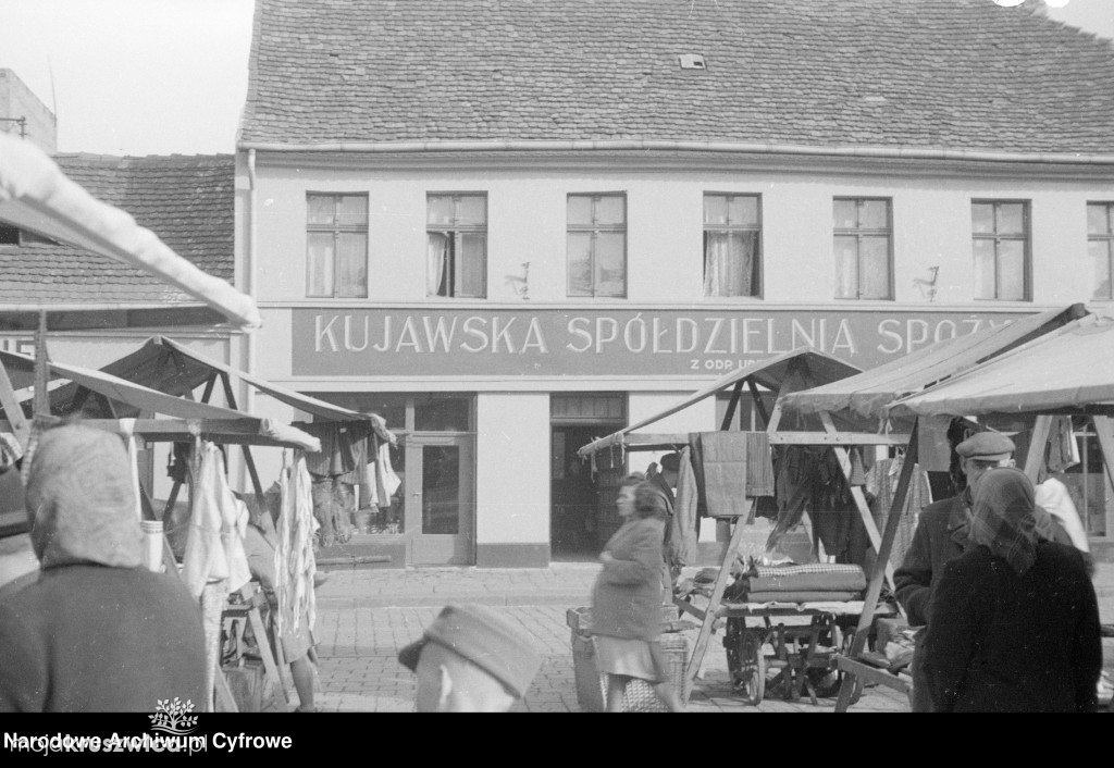 Historyczna Kruszwica: Handel na kruszwickich ulicach w 1948 roku [FOTO[