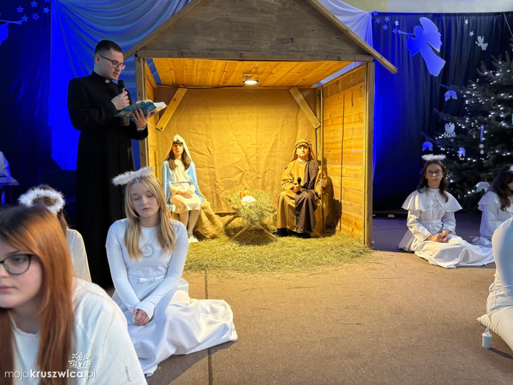 „W drodze do Betlejem” : Szkolne spotkanie wigilijne w Sławsku Wielkim