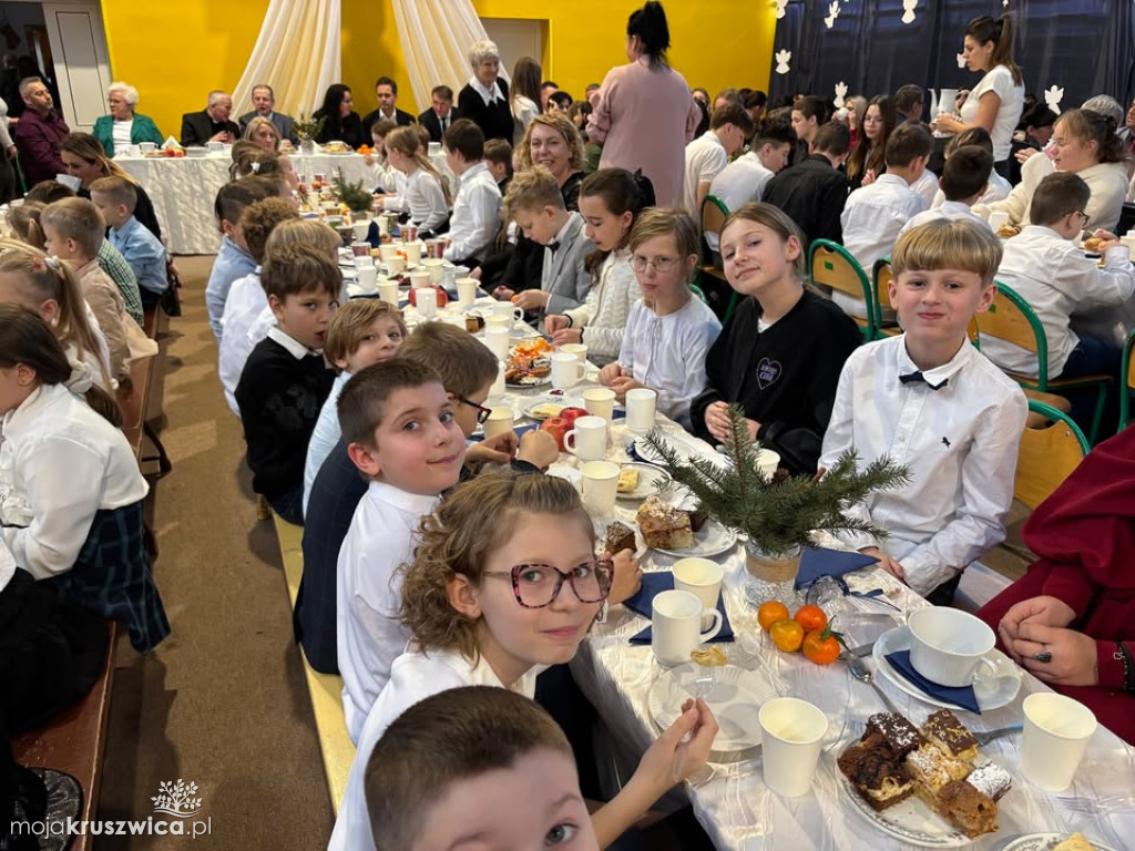 „W drodze do Betlejem” : Szkolne spotkanie wigilijne w Sławsku Wielkim