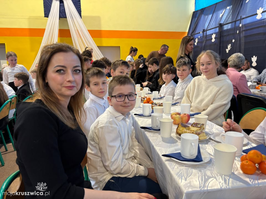 „W drodze do Betlejem” : Szkolne spotkanie wigilijne w Sławsku Wielkim