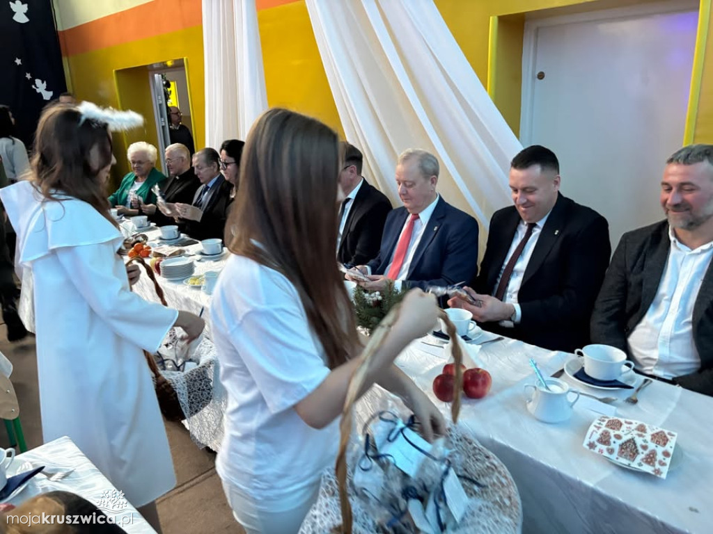 „W drodze do Betlejem” : Szkolne spotkanie wigilijne w Sławsku Wielkim