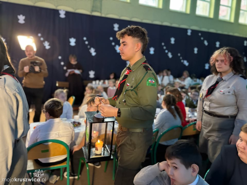 „W drodze do Betlejem” : Szkolne spotkanie wigilijne w Sławsku Wielkim