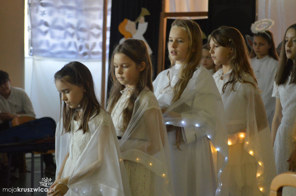 Jasełka w Szkole Podstawowej im. Armii Krajowej w Chełmcach [FOTO]